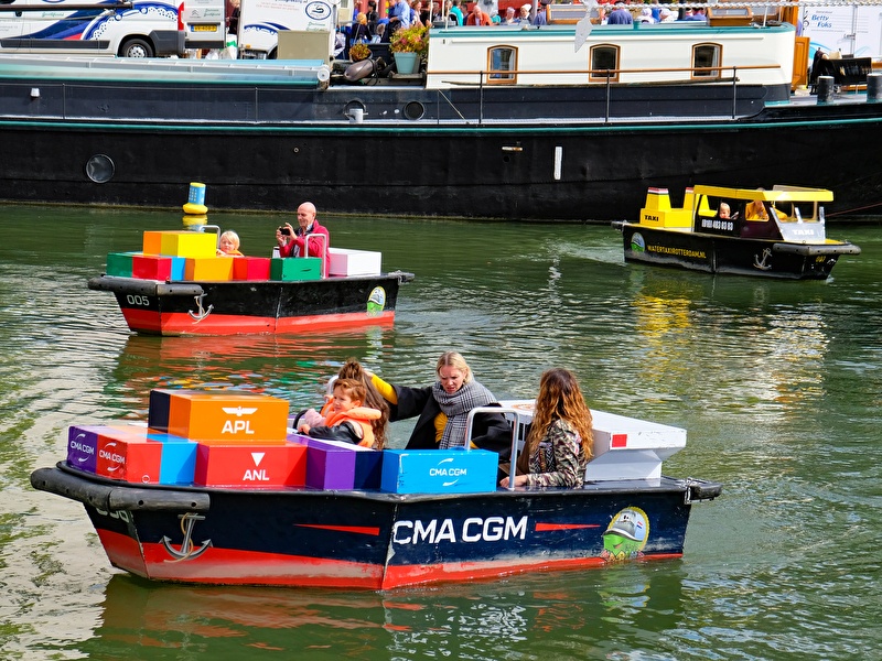 Kinderen vermaken zich op bootjes tijdens de Wereldhavendagen in Rotterdam